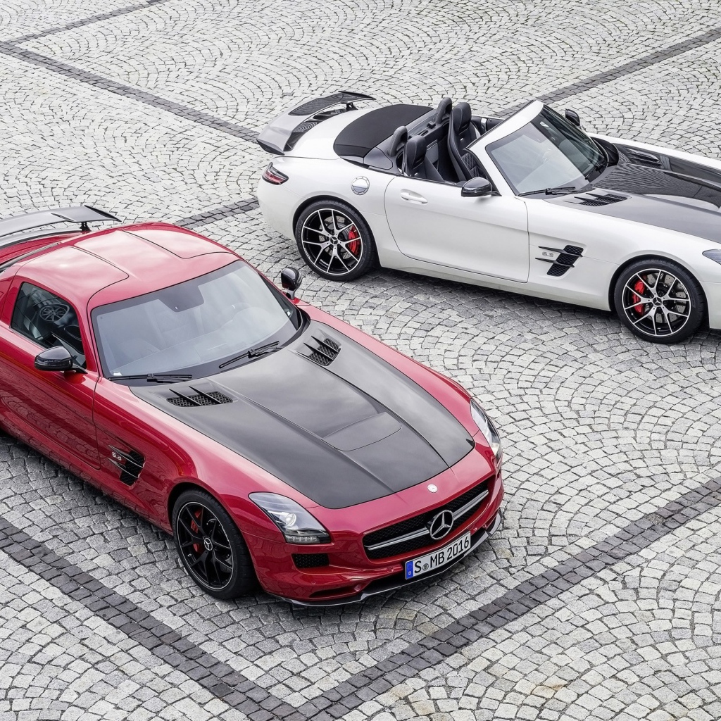 Красный и белый Mercedes-Benz SLS AMG на брусчатке