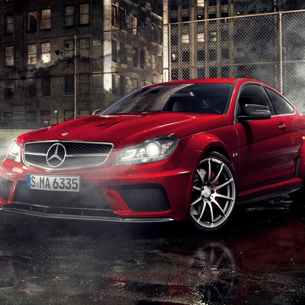 Красный суперкар Mercedes-Benz