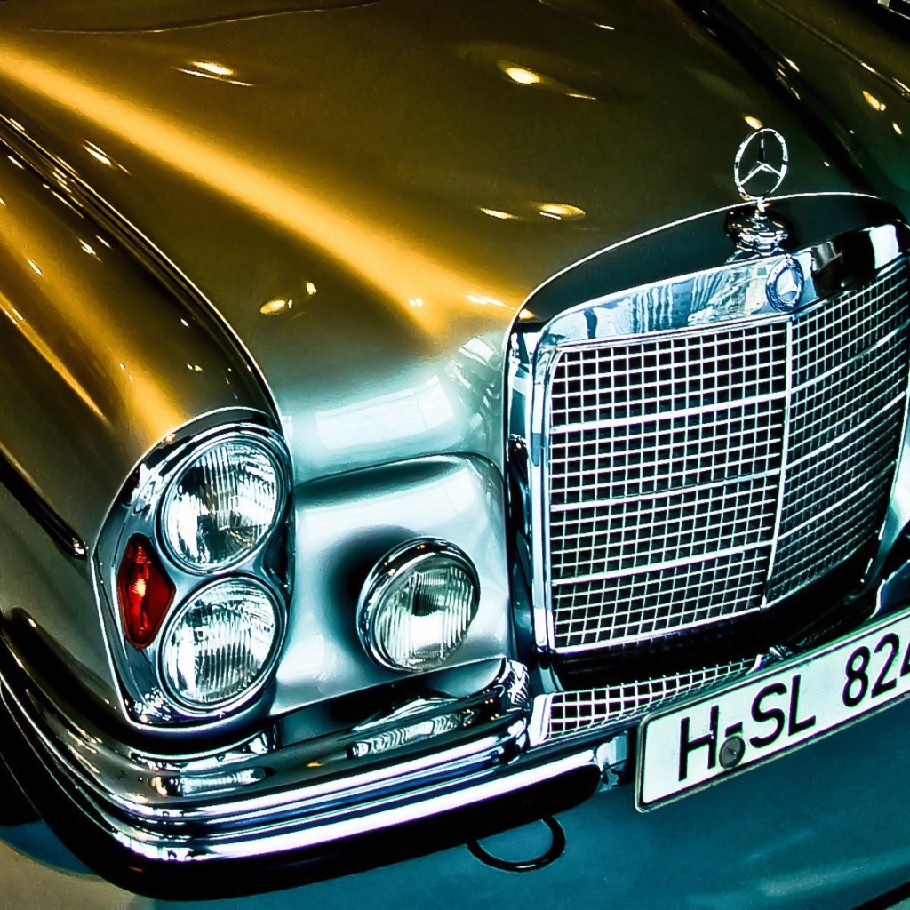 Серебристый Mercedes-Benz 300 SEL 6.3
