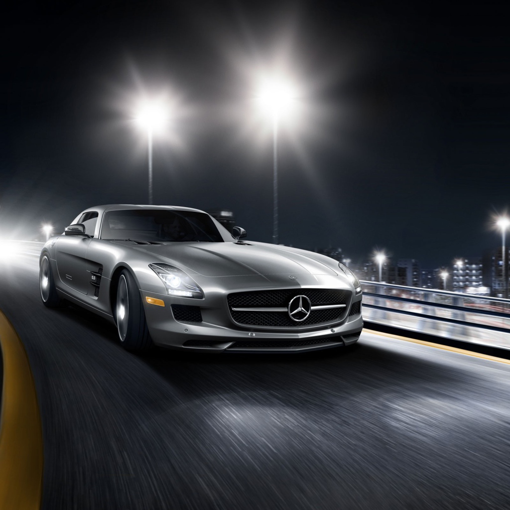 Серебристый спортивный Мерседес на повороте