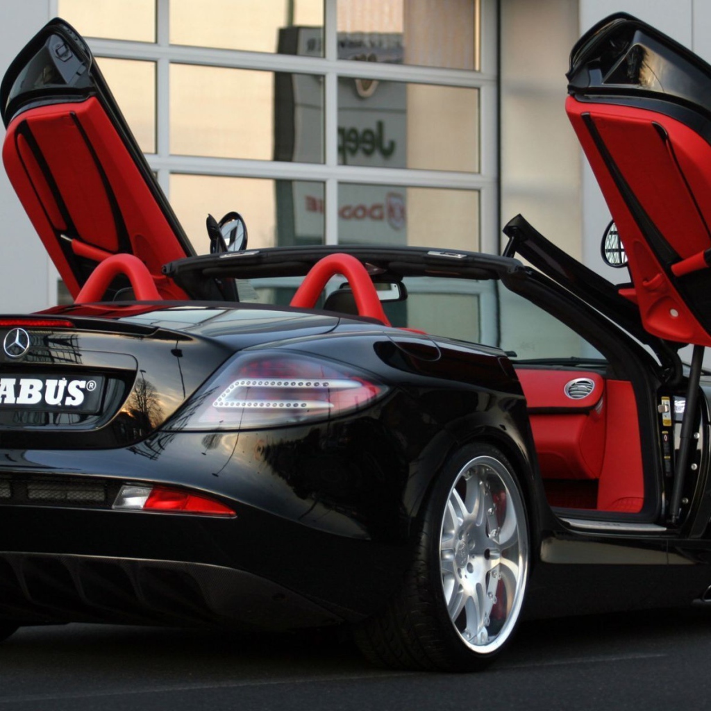 Вертикальное открытие дверей в автомобиле Мерседес Брабус