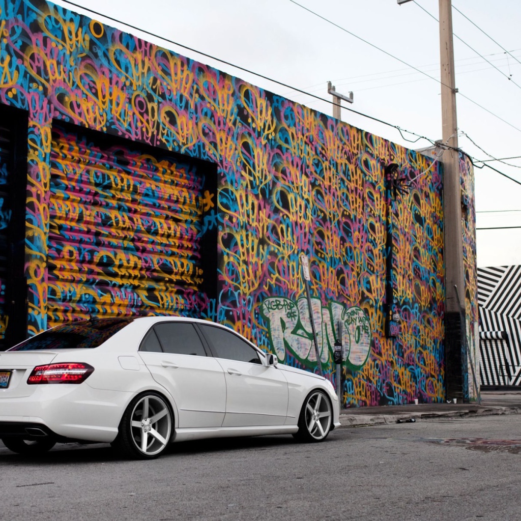 Белый Mercedes-Benz у раскрашенного гаража