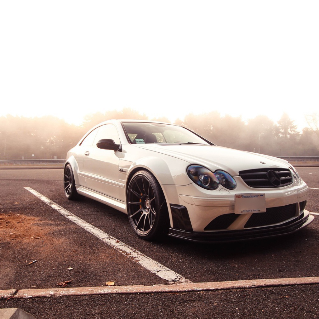 Белый Mercedes-Benz на парковке