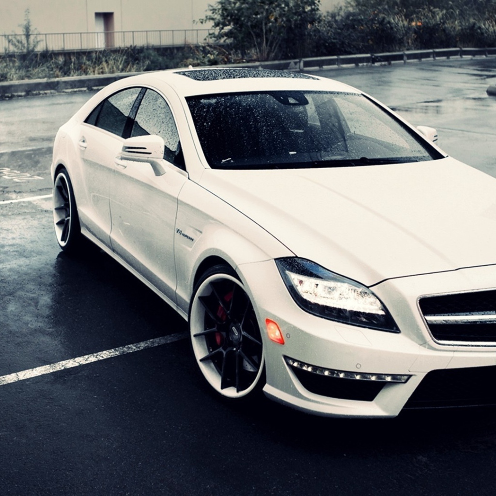 Белый супер автомобиль Mercedes-Benz