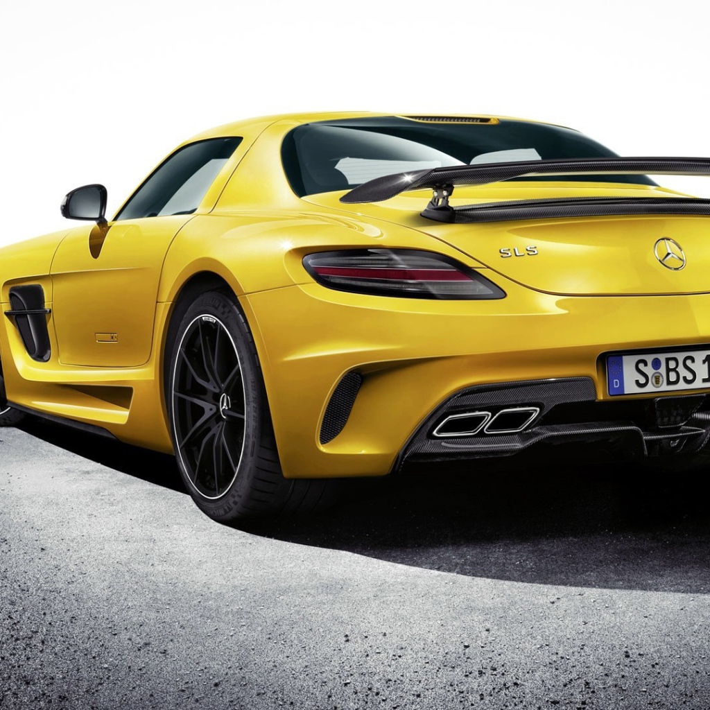 Желтый спортивный Mercedes-Benz