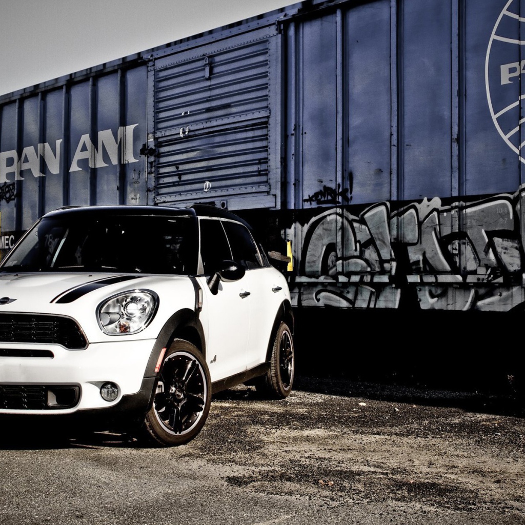 Белый Mini Cooper возле железной дороги