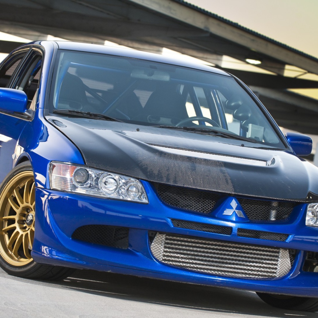 Голубой спортивный Mitsubishi Lancer Evolution IX