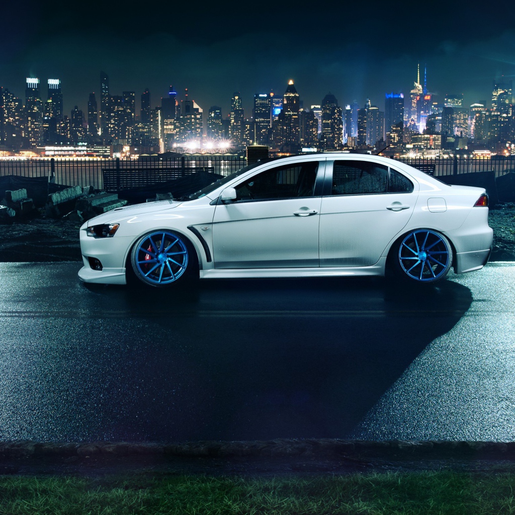 Автомобиль Mitsubishi Lancer Evo X на фоне города
