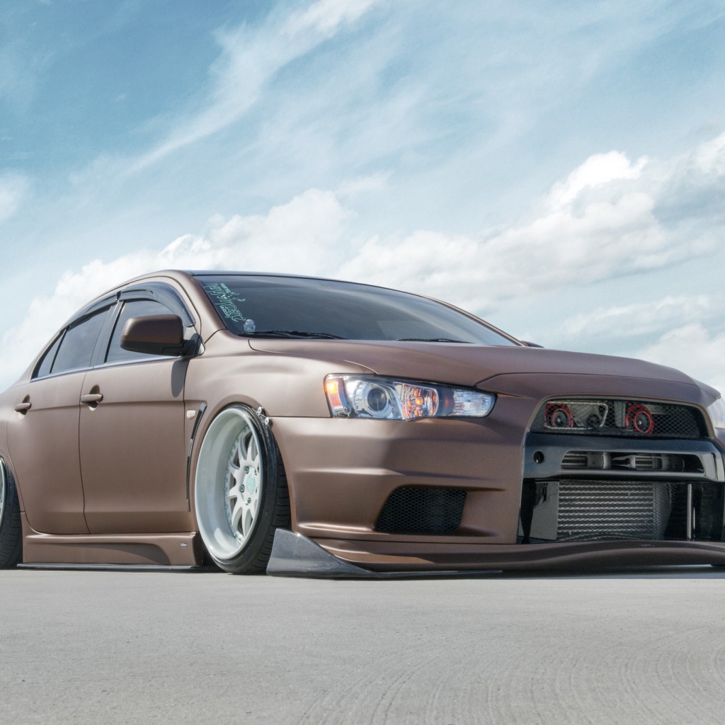 Автомобиль Mitsubishi Lancer Evo X шоколадного цвета