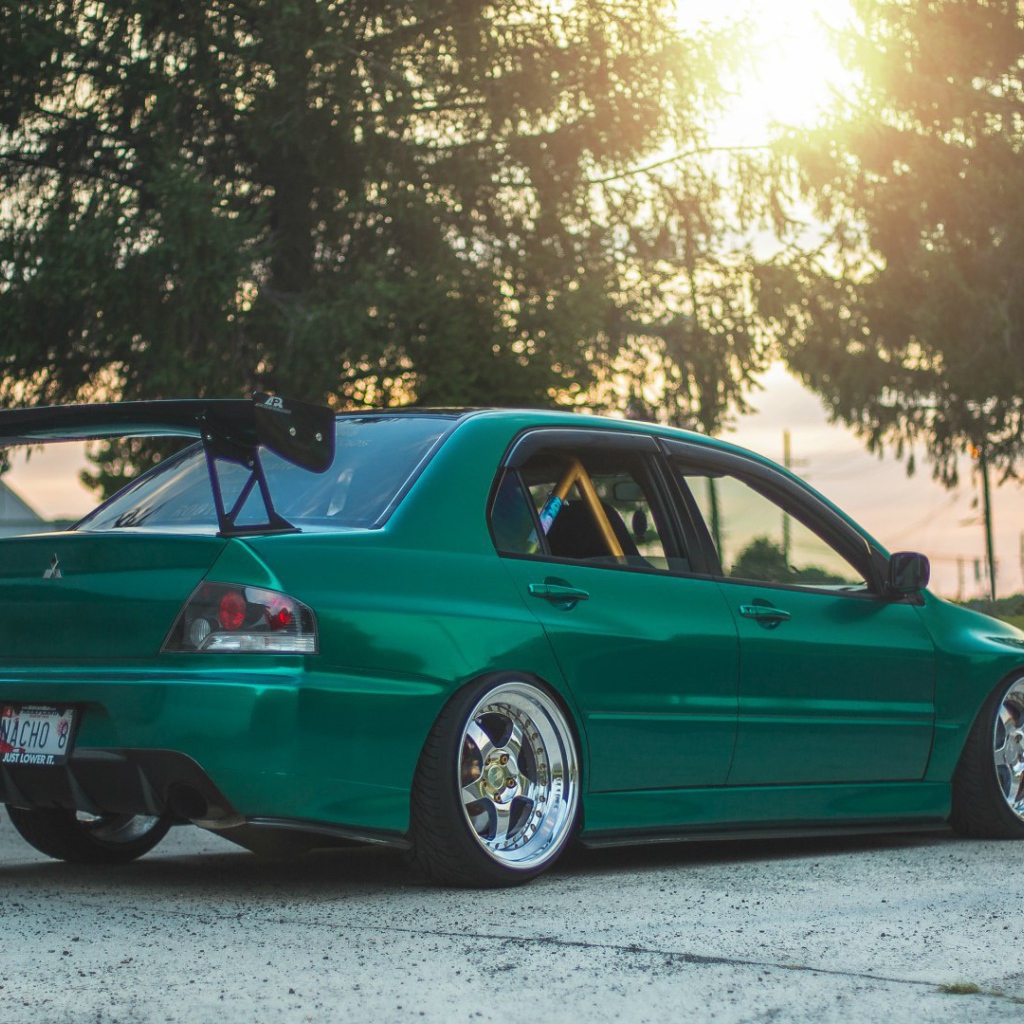 Темно зеленый Mitsubishi Lancer Evolution IX