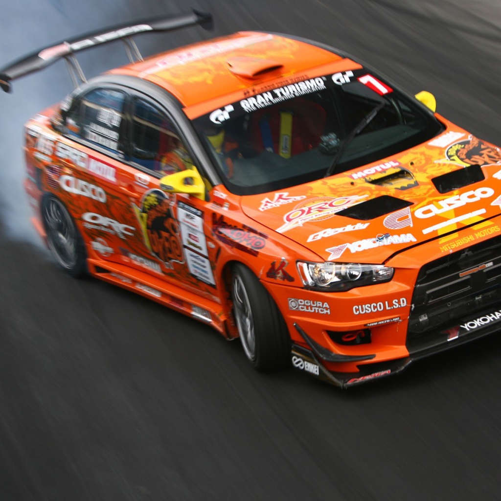 Дрифт оранжевого Mitsubishi Lancer на треке