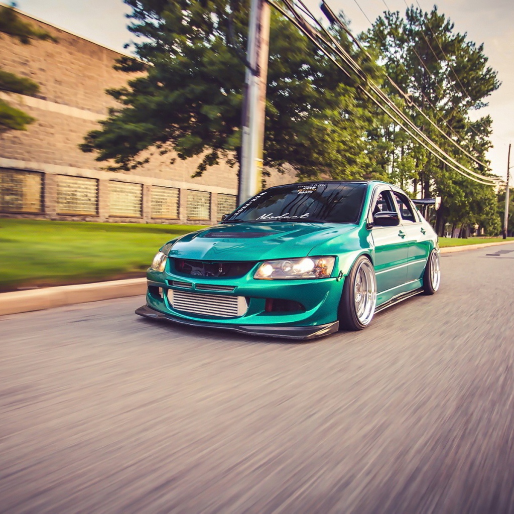 Быстрый зеленый Mitsubishi Lancer Evo X