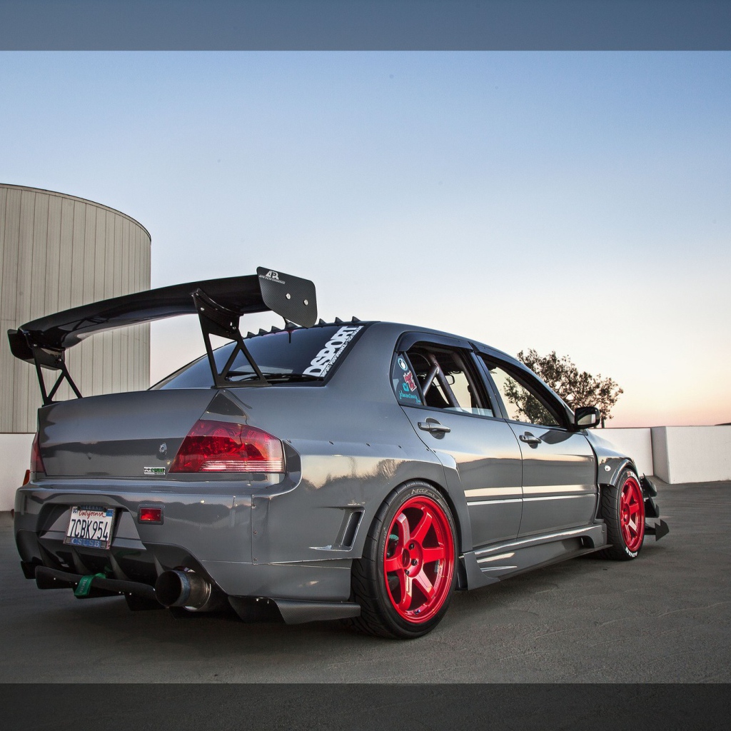 Серый автомобиль Mitsubishi Lancer Evo X