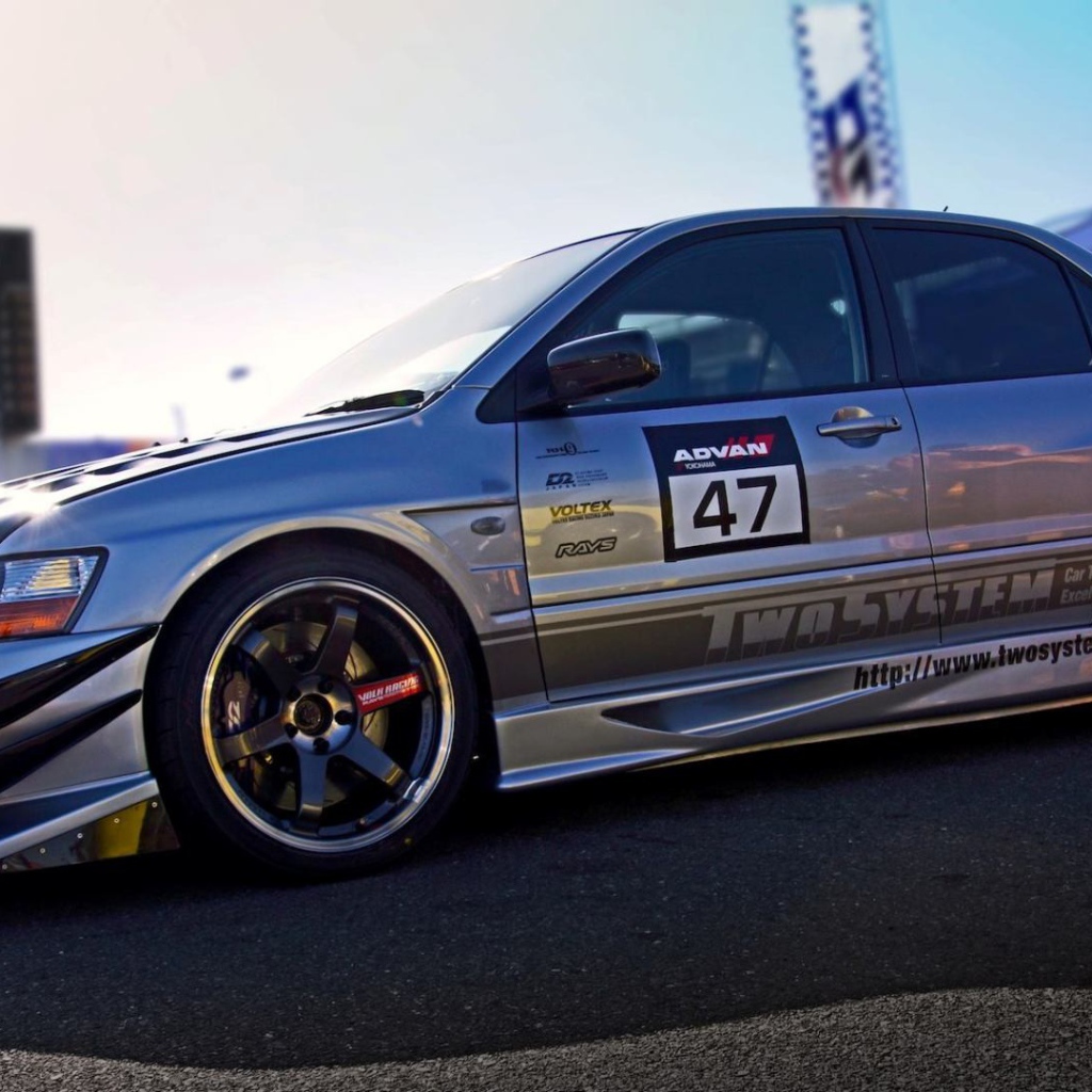 Серый спортивный Mitsubishi Lancer Evo X