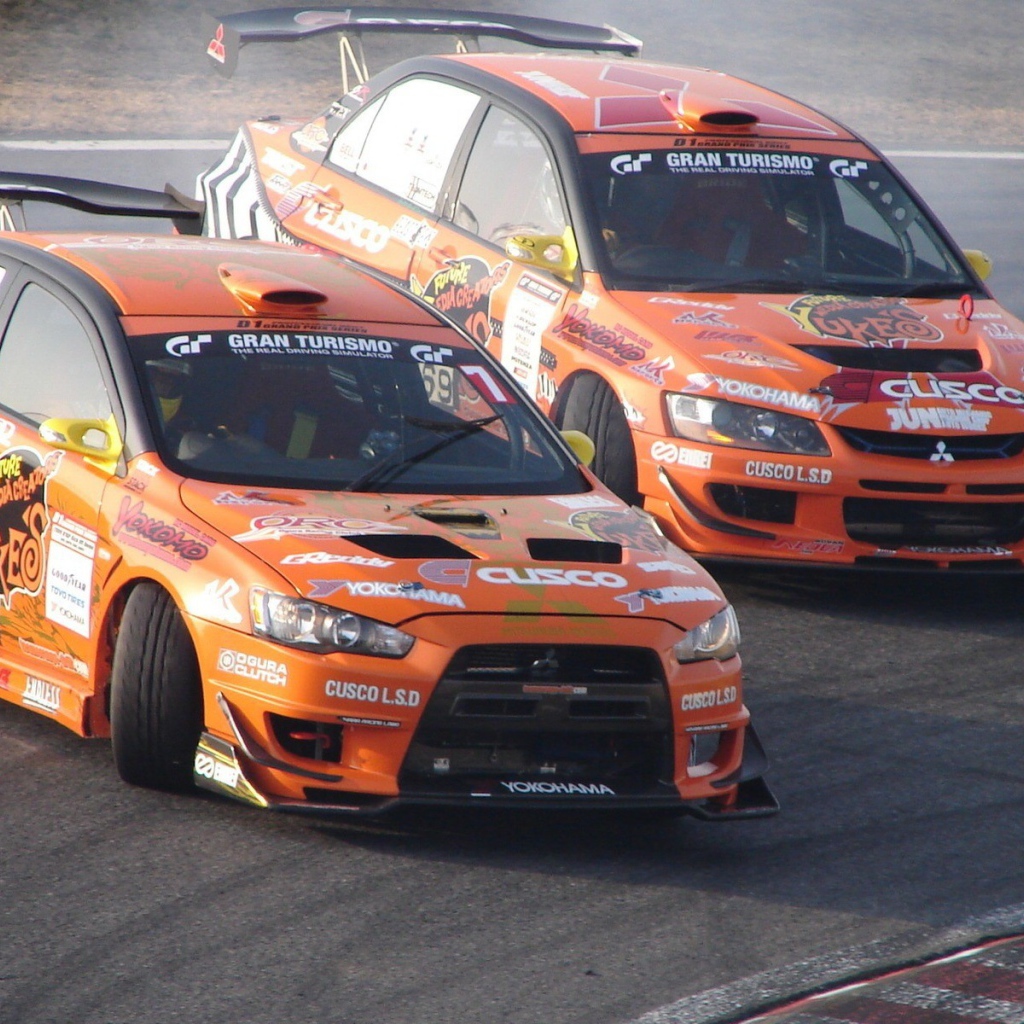 Два гоночных спортивных Mitsubishi Lancer Evolution IX