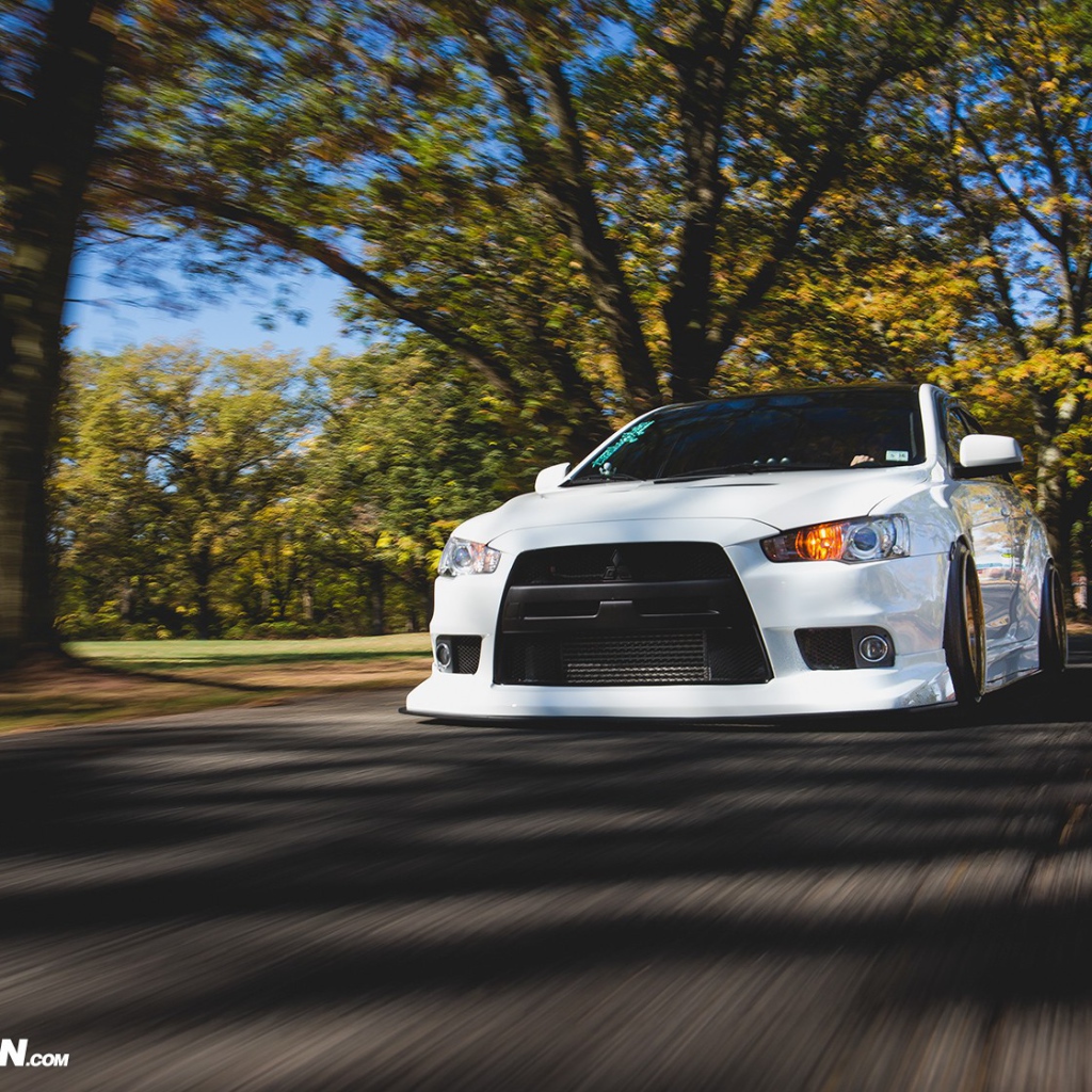 Белый Mitsubishi Lancer Evo X на дороге