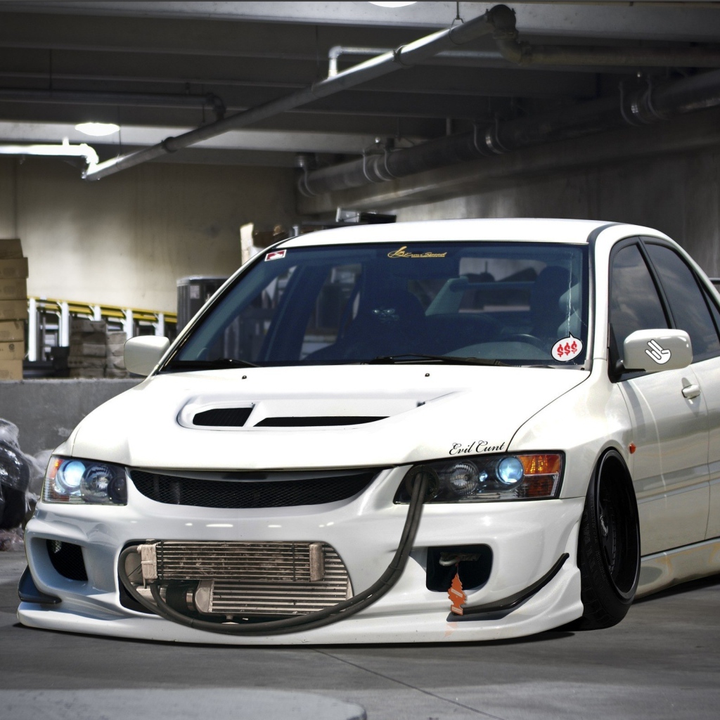 Белый Mitsubishi с низкой посадкой