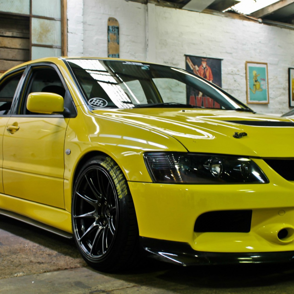 Желтый Mitsubishi Lancer Evolution
