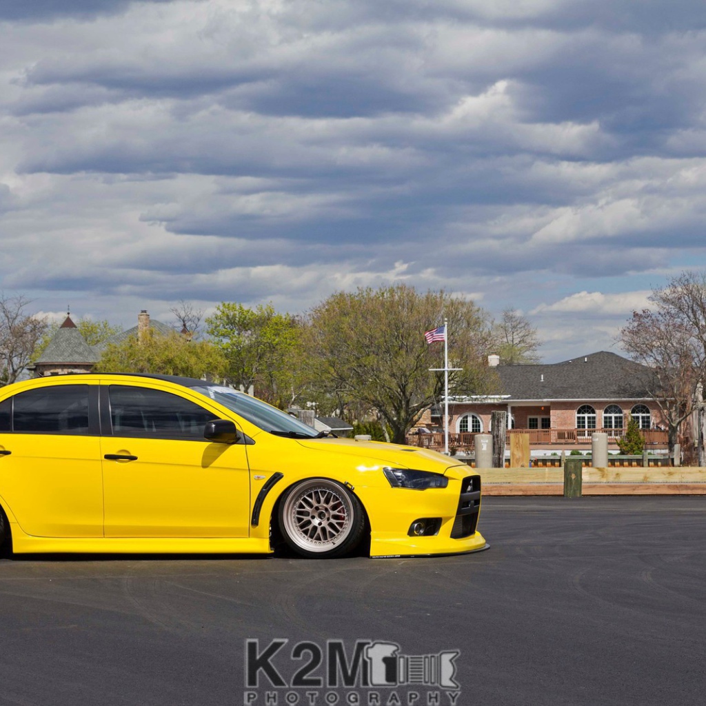 Желтый автомобиль Mitsubishi Lancer Evo X