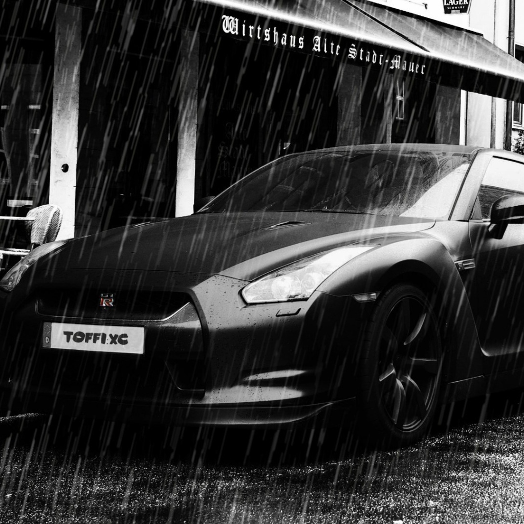Черный Nissan GT-R под дождем
