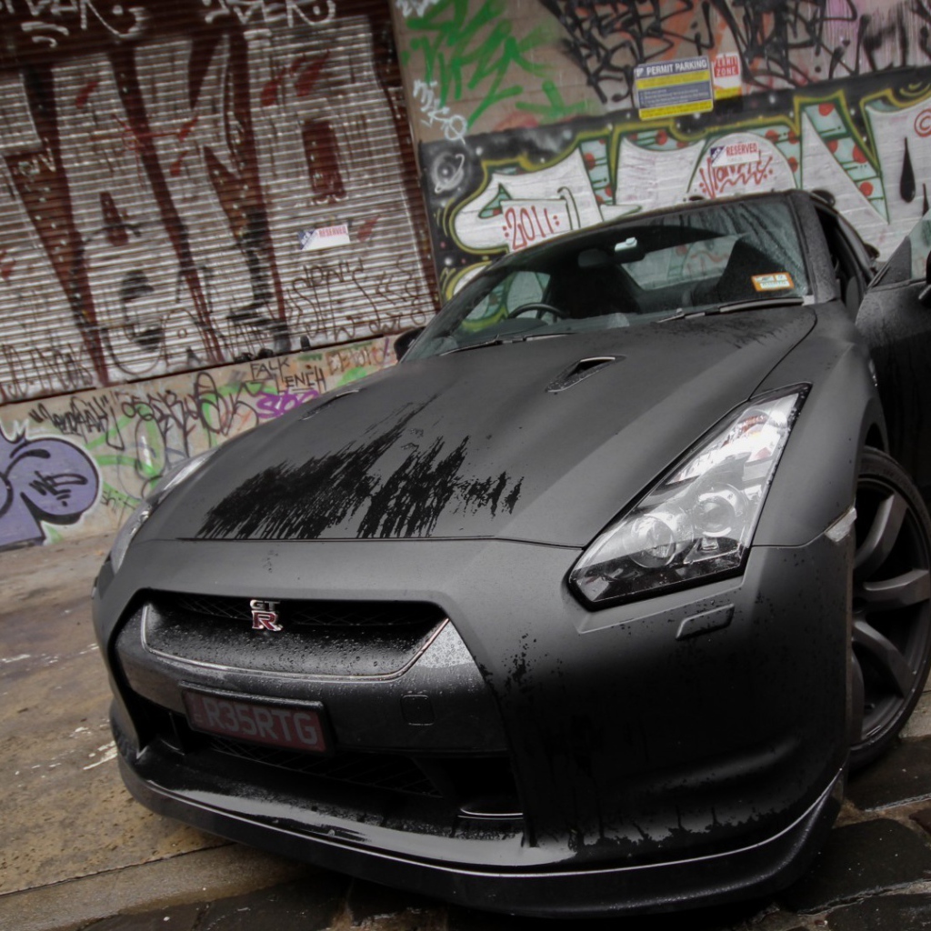 Черный Nissan GT-R с открытой дверью