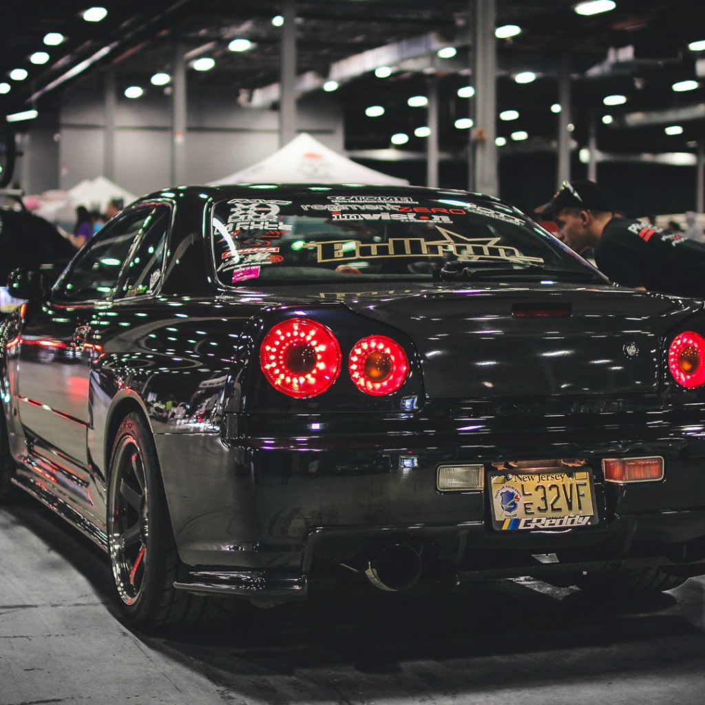 Черный Nissan Skyline GT-R