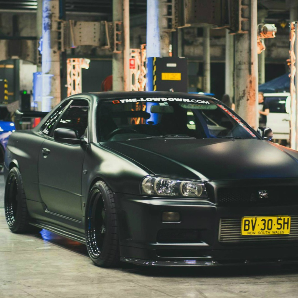 Черный Nissan Skyline GTR R34