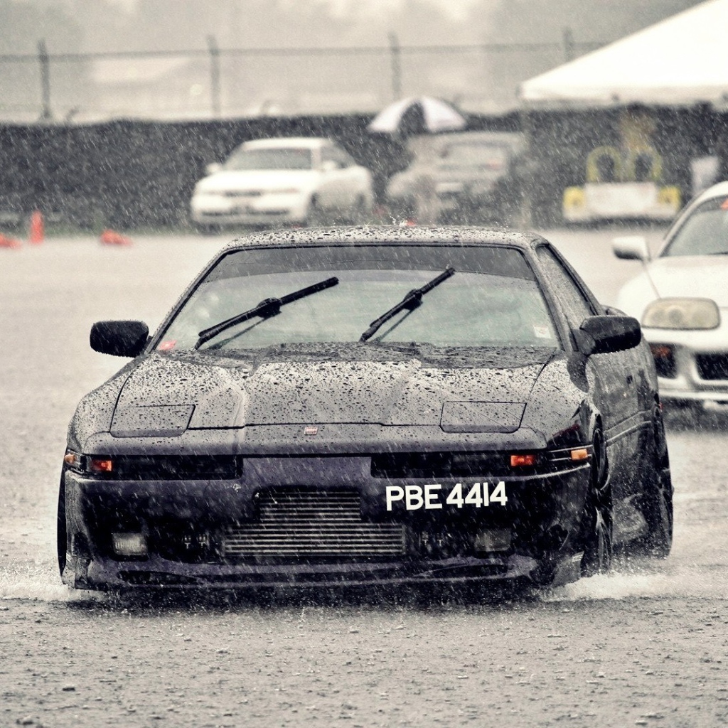 Черный Nissan под дождем