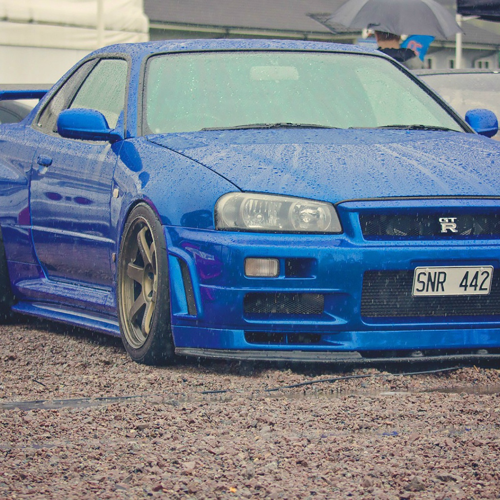 Синий Nissan Skyline GT-R