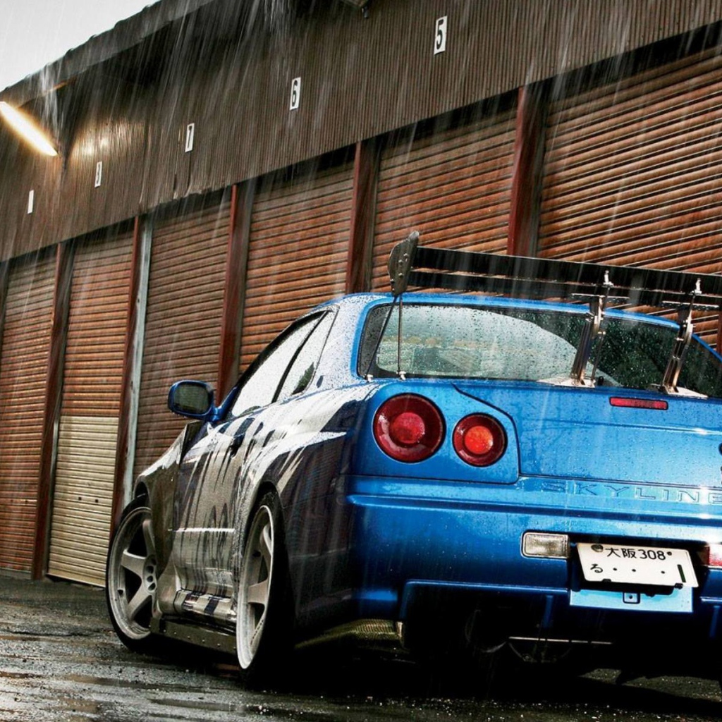 Синий Nissan Skyline GT-R R34 во время дождя