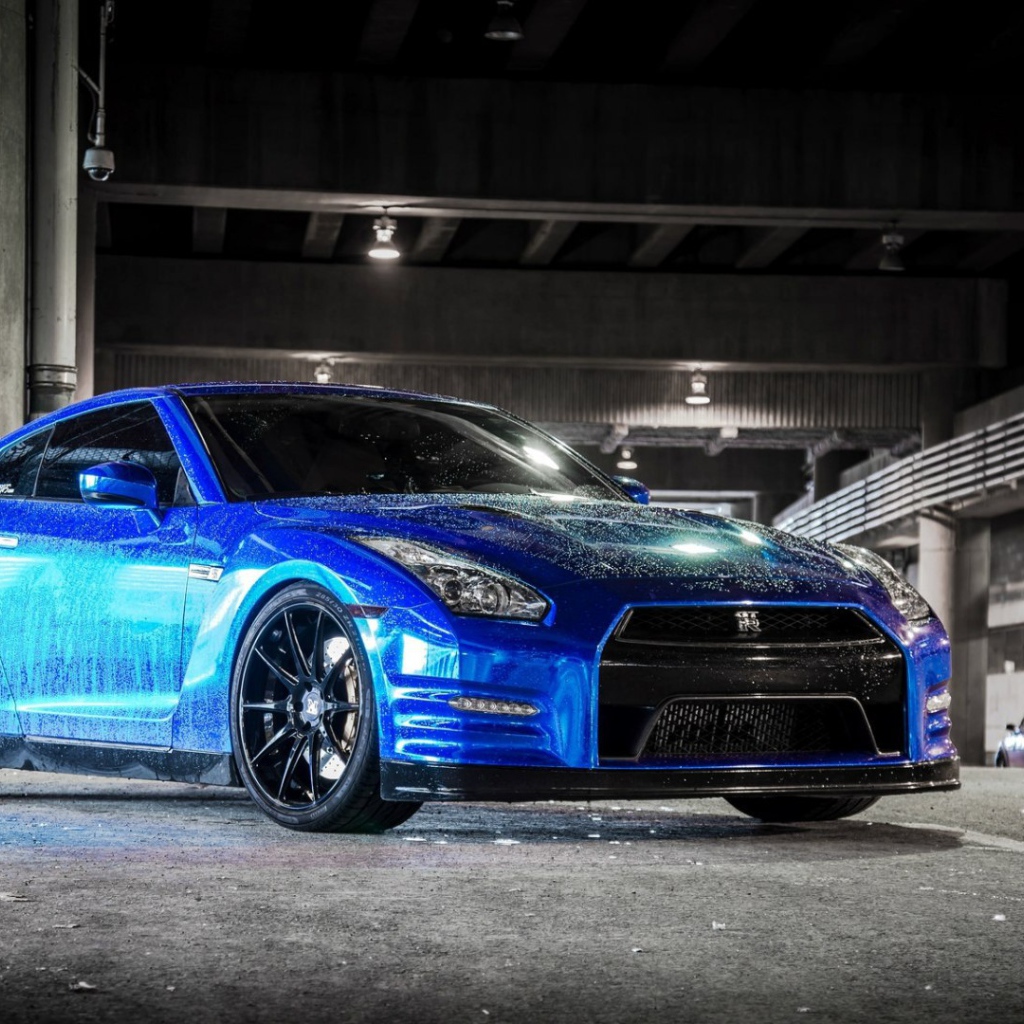 Синий автомобиль Nissan GT-R