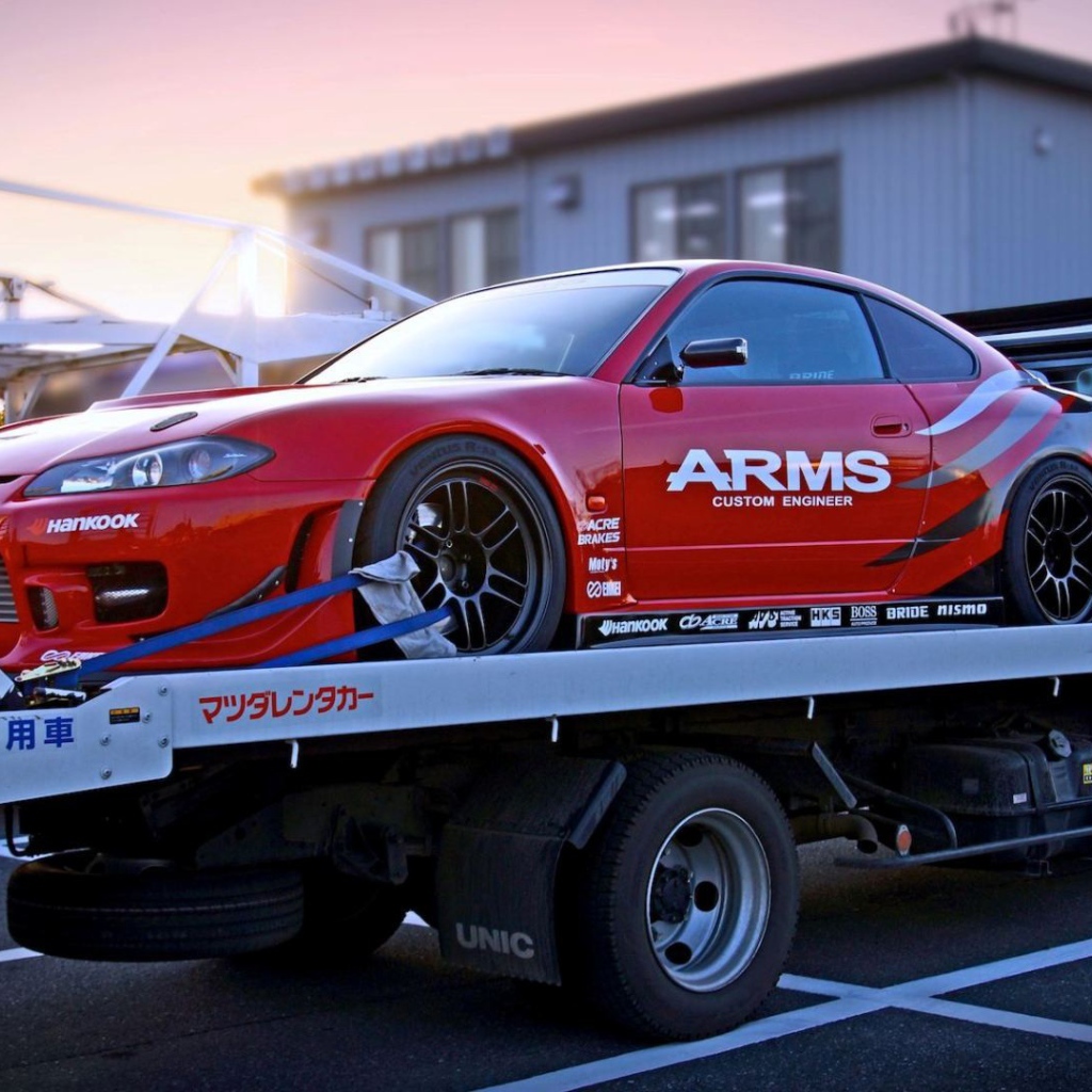 Автомобиль Nissan Silvia S15 на эвакуаторе