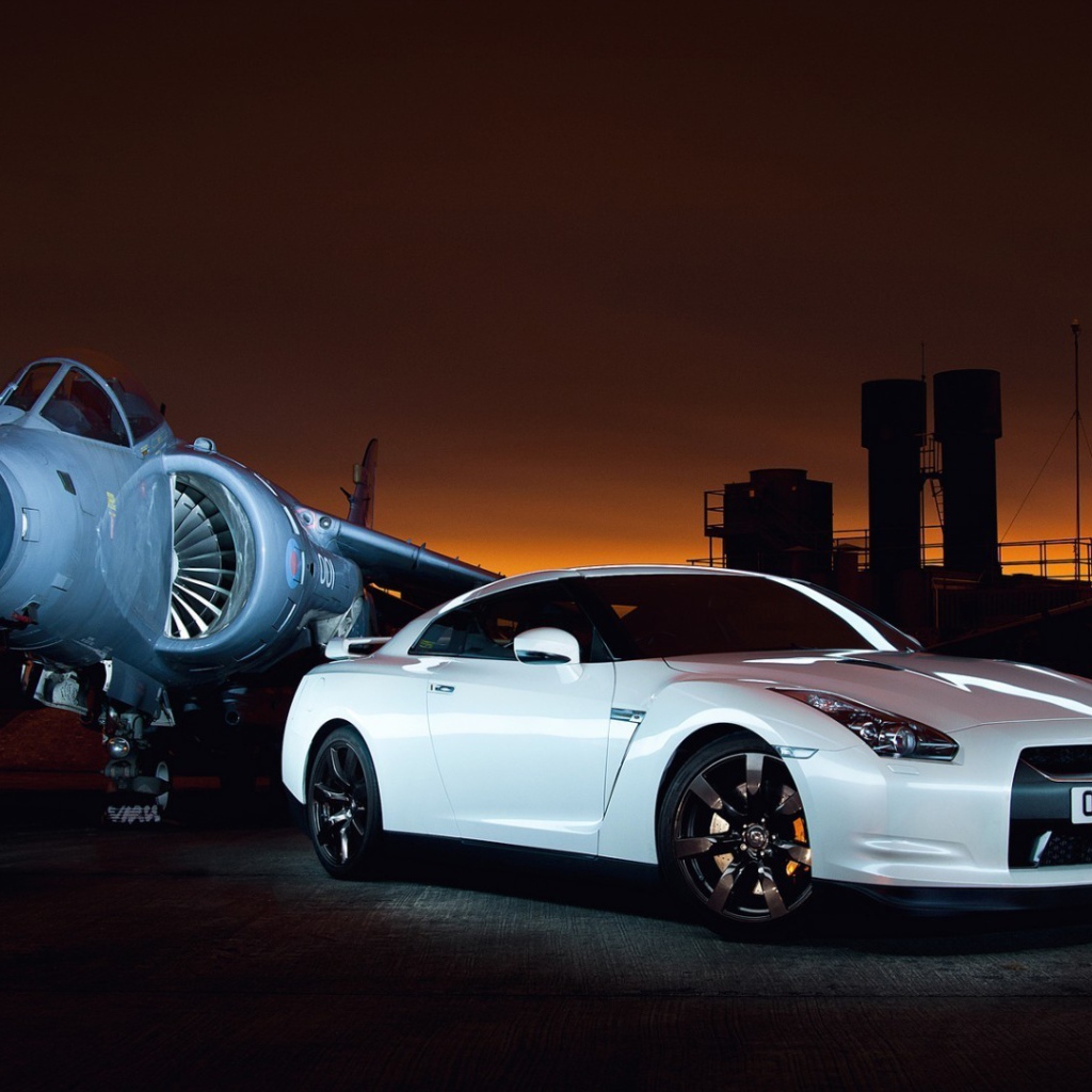 Истребитель и белый Nissan GT-R