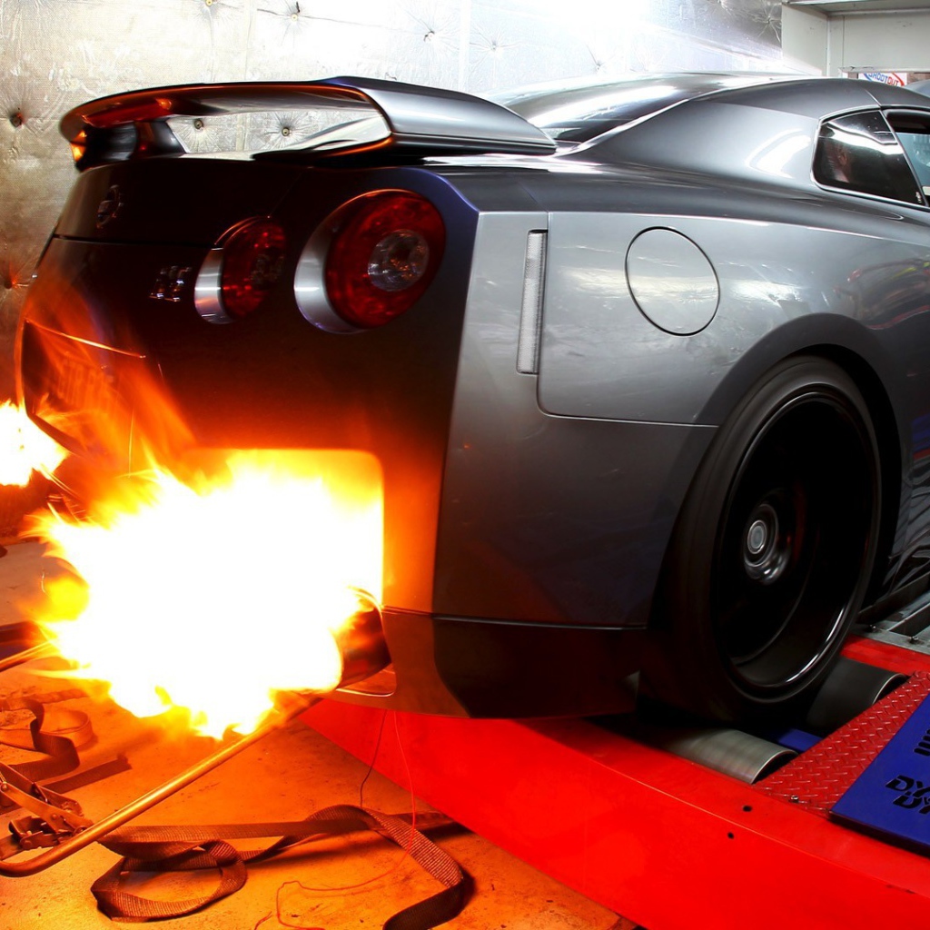 Огненный выхлоп автомобиля Nissan GT-R