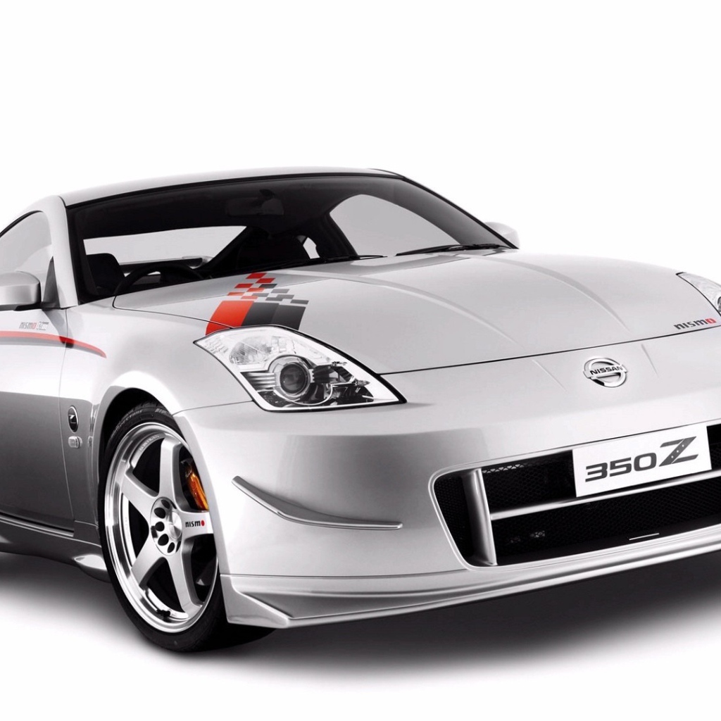 Серый Nissan 350Z на белом фоне