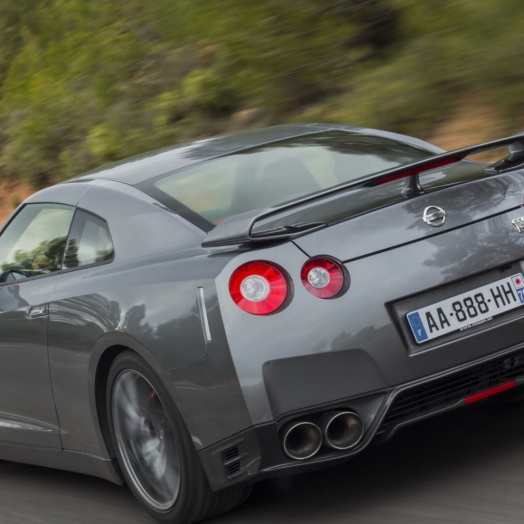 Серый Nissan GT-R на дороге