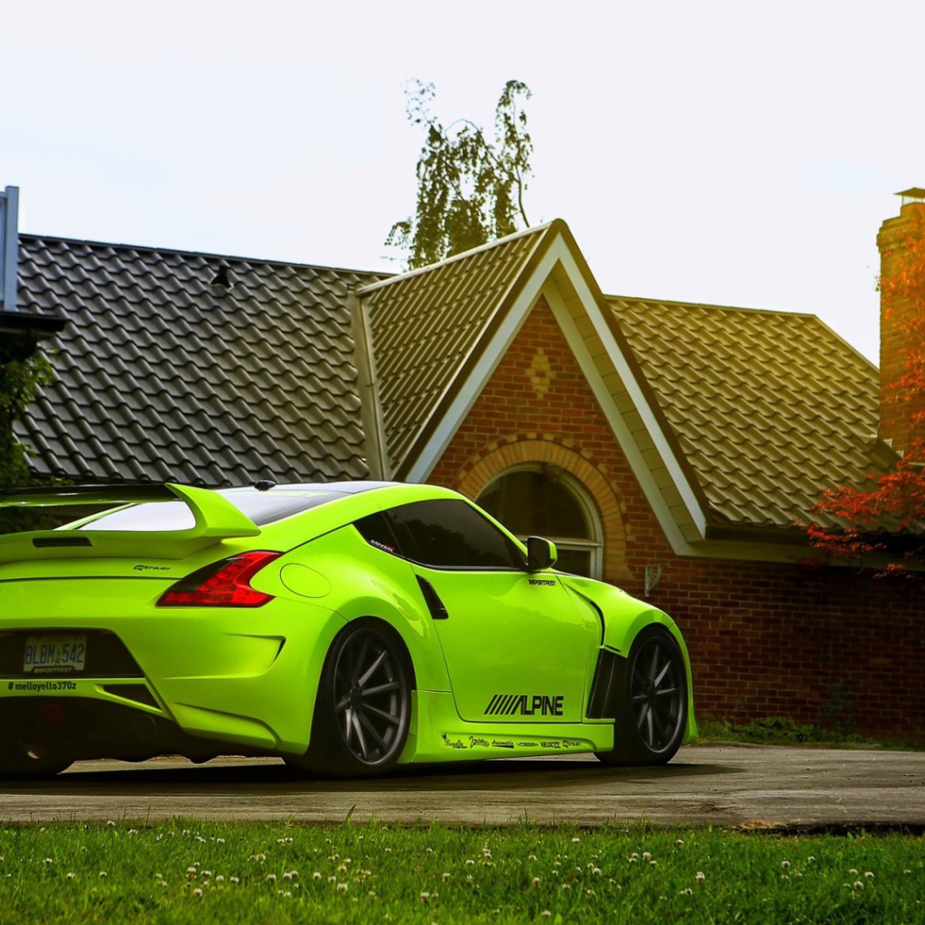 Зеленый Nissan 370Z у дома
