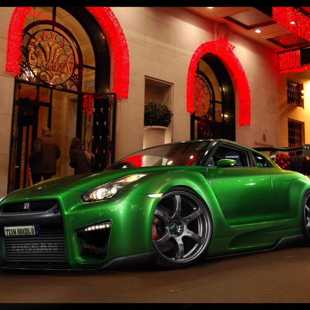Зеленый Nissan GT-R у входа в отель