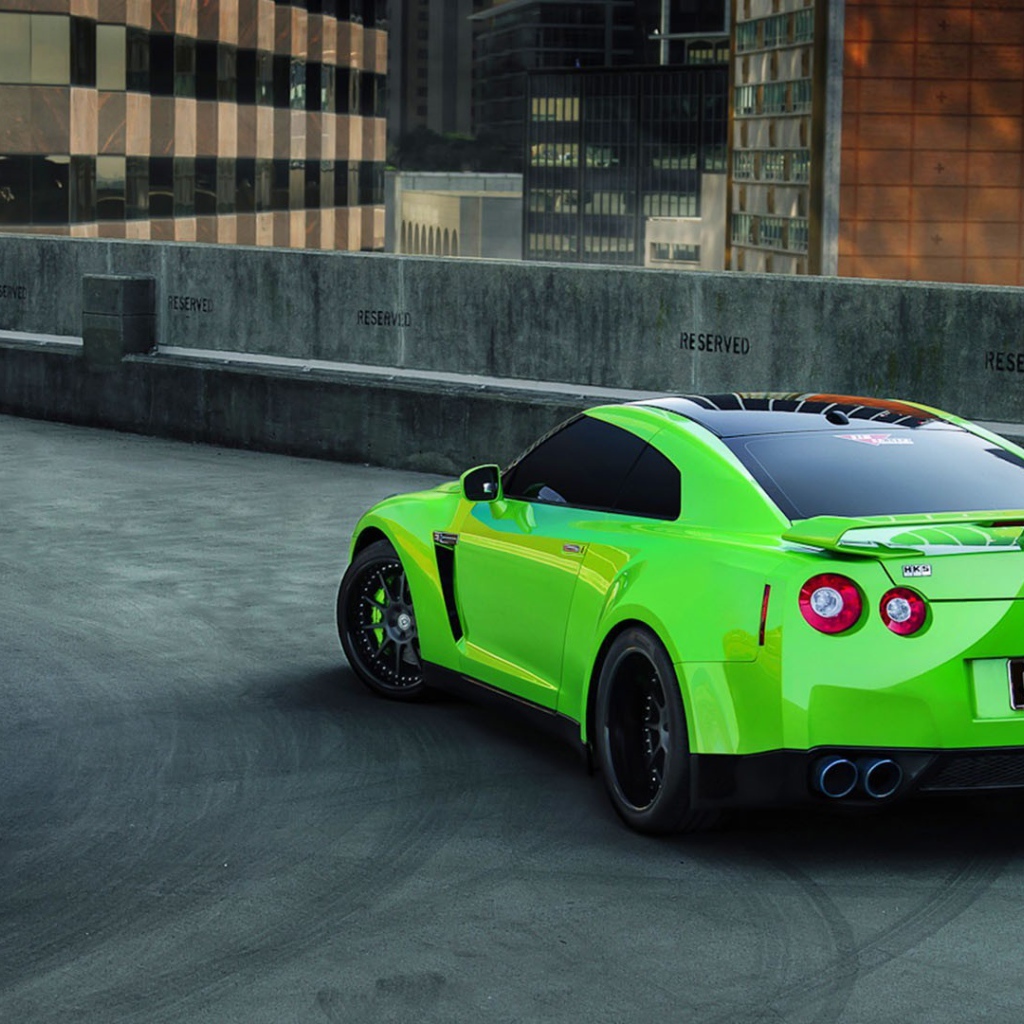 Зеленый Nissan GT-R на гоночной трассе