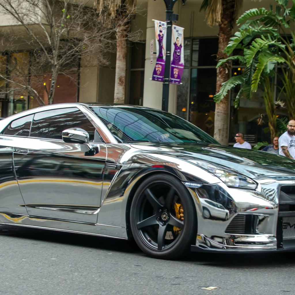 Зеркальный Nissan GT-R