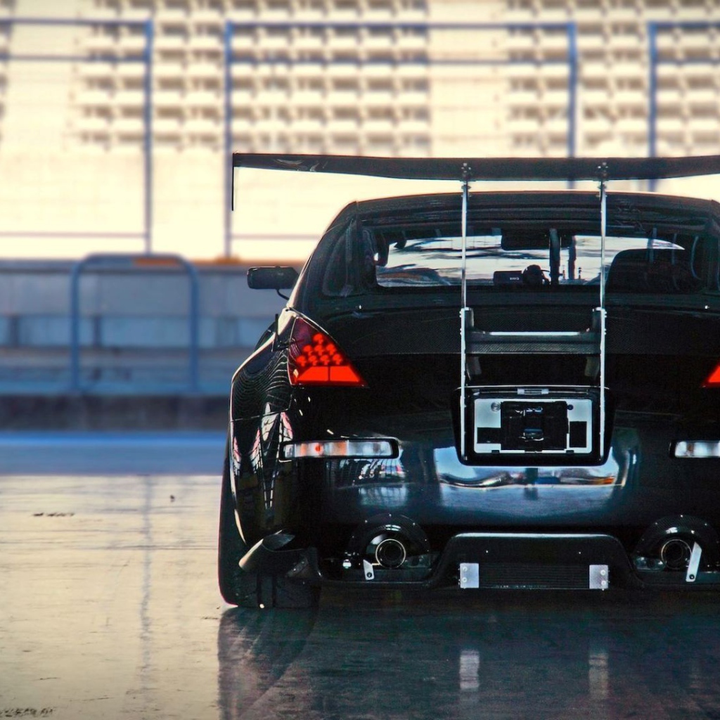 Автомобиль Nissan 350Z в гараже