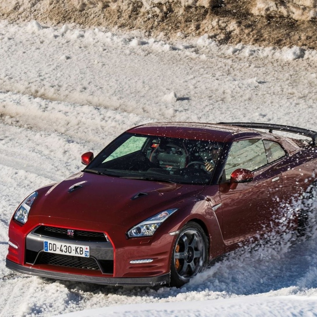 Дрифт красного Nissan по снегу