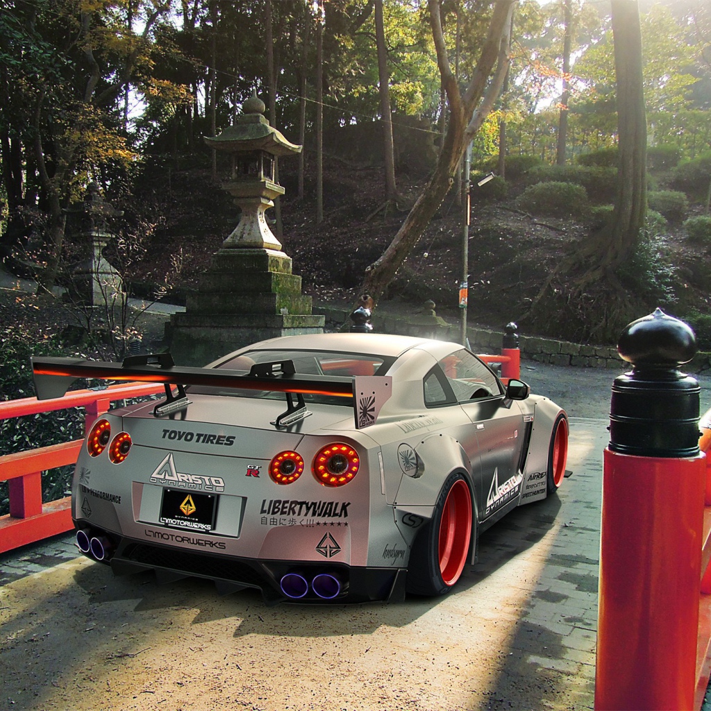 Nissan GT-R на въезде в парк