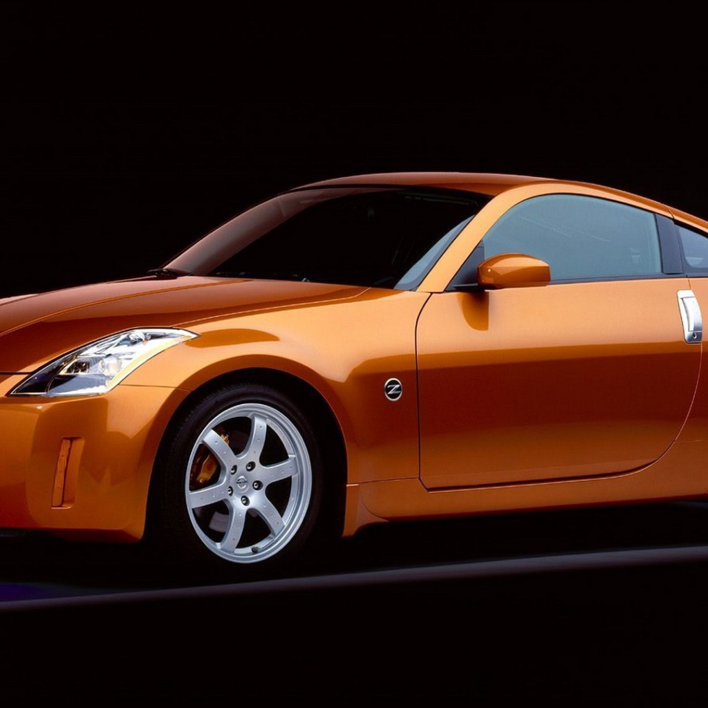 Оранжевый Nissan 350Z на черном фоне