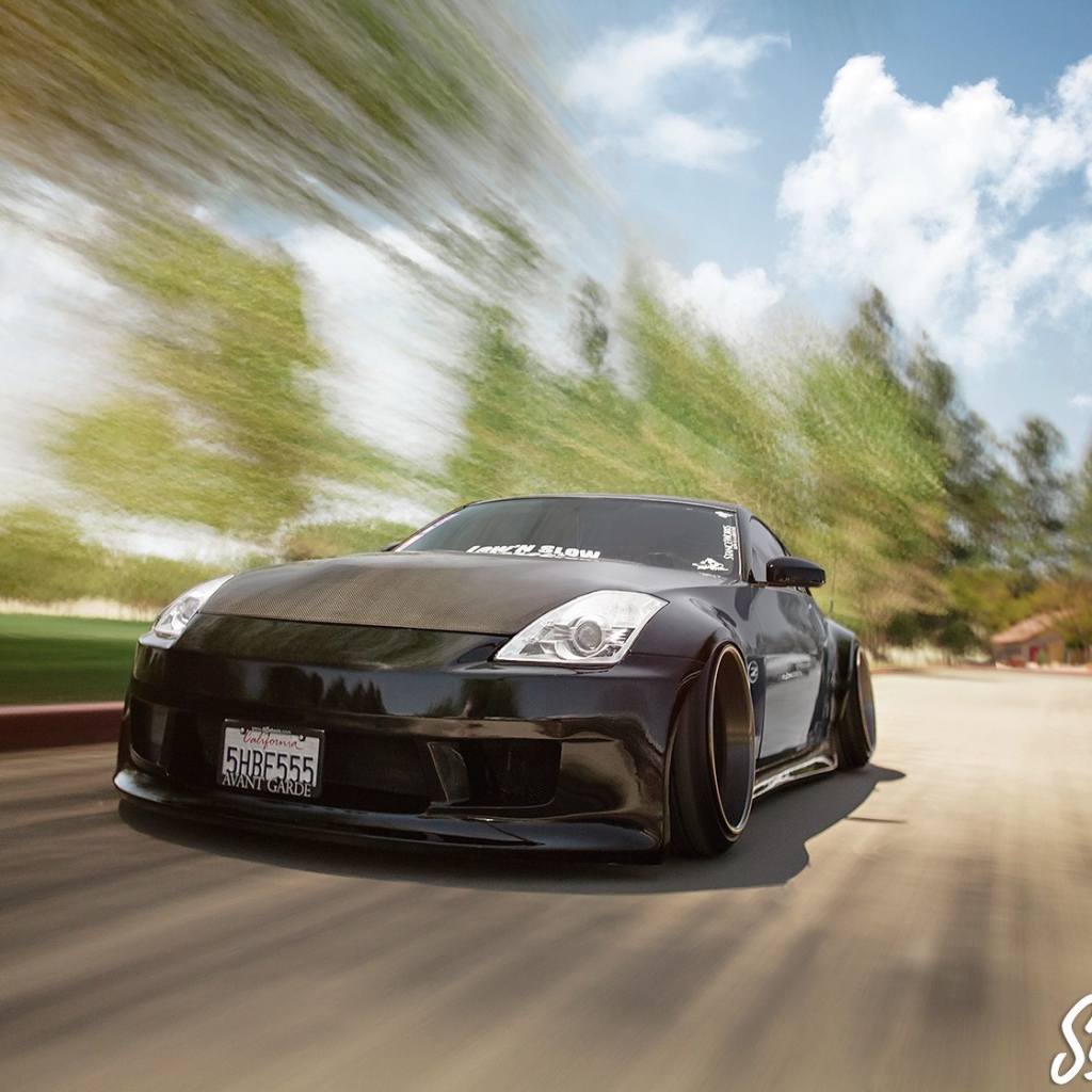 Быстрый черный Nissan 350Z