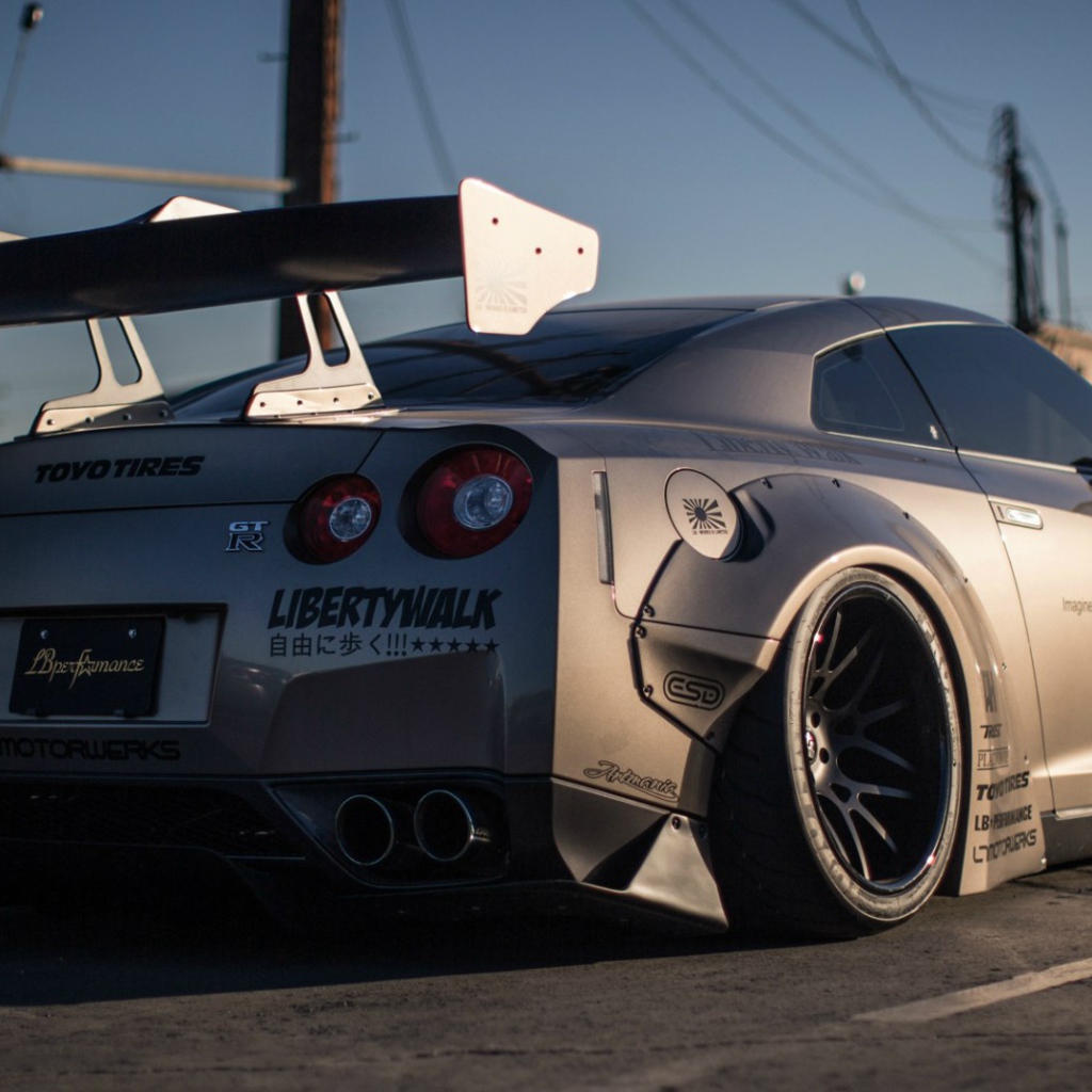 Гоночный Nissan GT-R