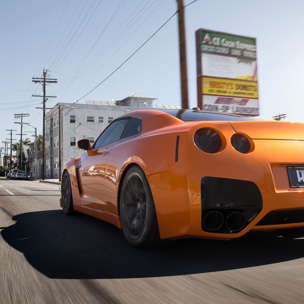 Стремительный японский Nissan GT-R