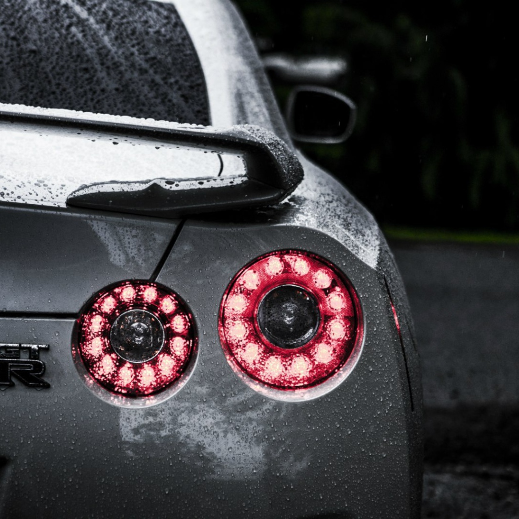 Задние огни автомобиля Nissan GT-R