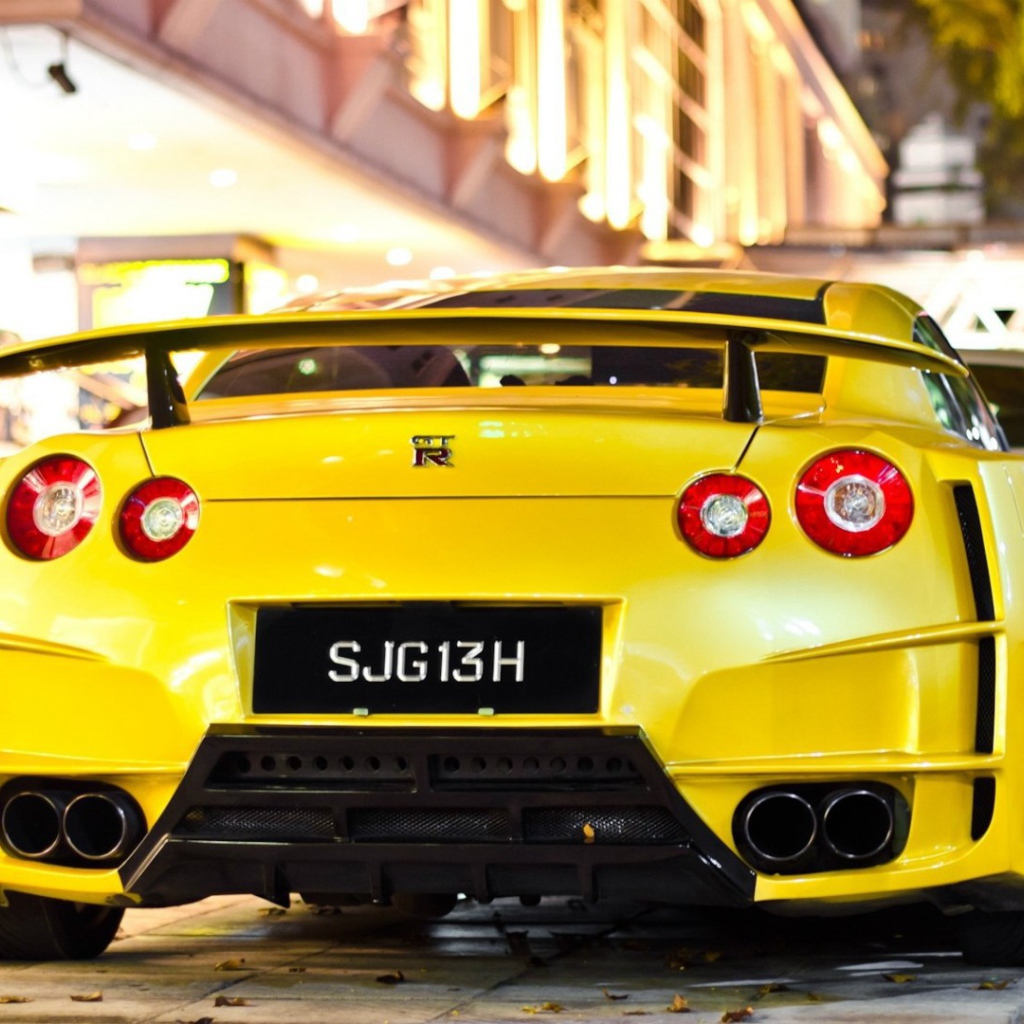 Вид сзади на желтый Nissan GT-R