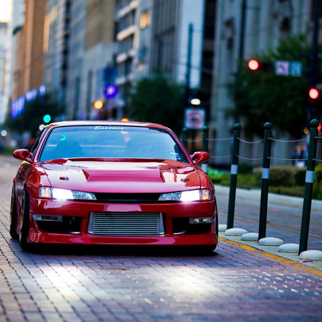 Красный Nissan GT-R на городской улице